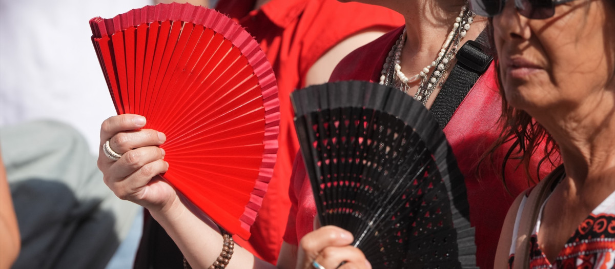 Varias personas se abanican por el calor