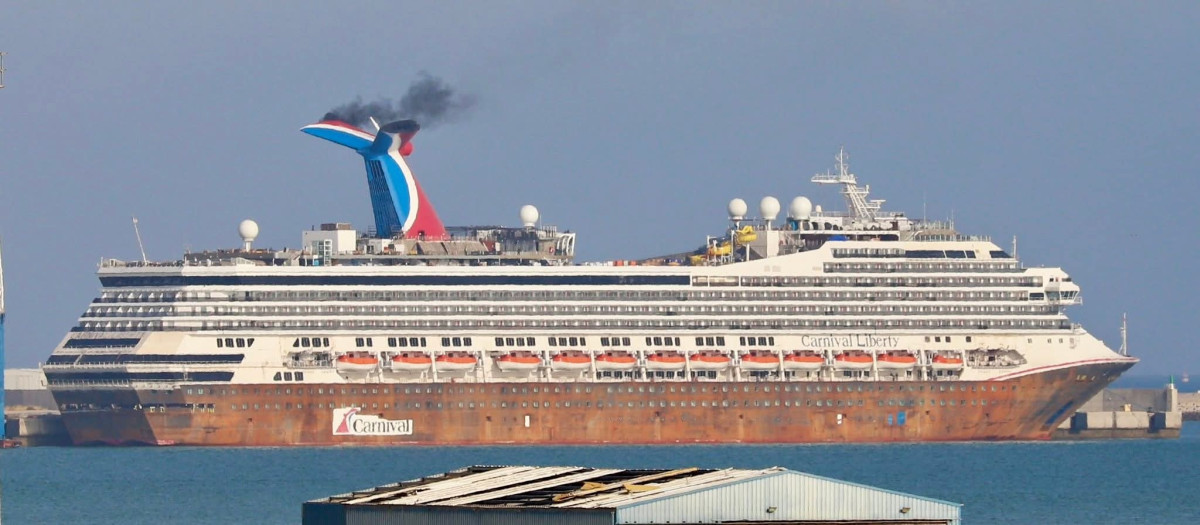 El crucero 'Carnival Liberty', atracado en el puerto de Cádiz (archivo)