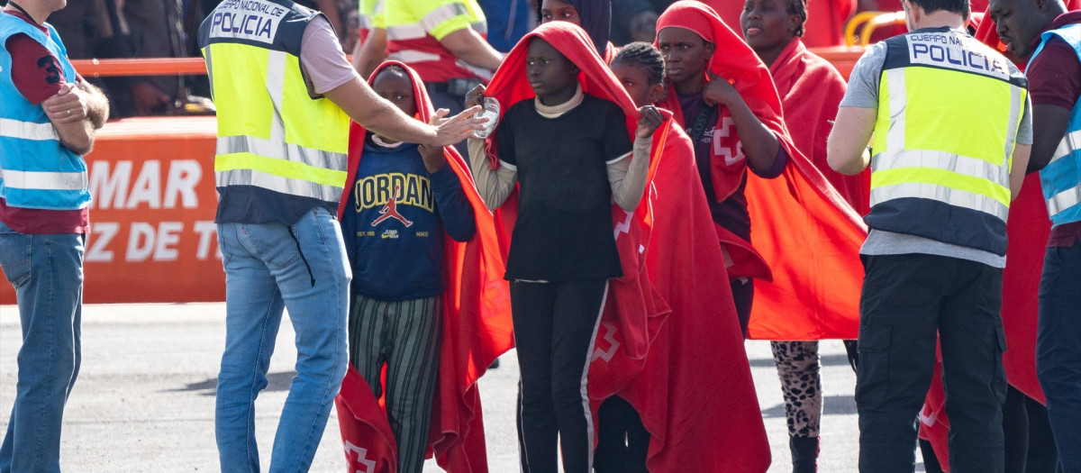 Los servicios sanitarios atienden a migrantes llegados en cayuco a Puerto Naos, a 28 de diciembre de 2024, en Arrecife, Lanzarote