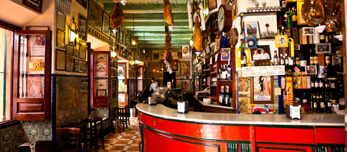 Sevilla, jamón y tabernas con azulejos