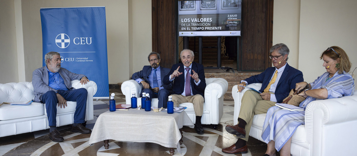 Imagen de la mesa redonda sobre los valores de la Transición en el presente, organizada por el CEU en Benicasim
