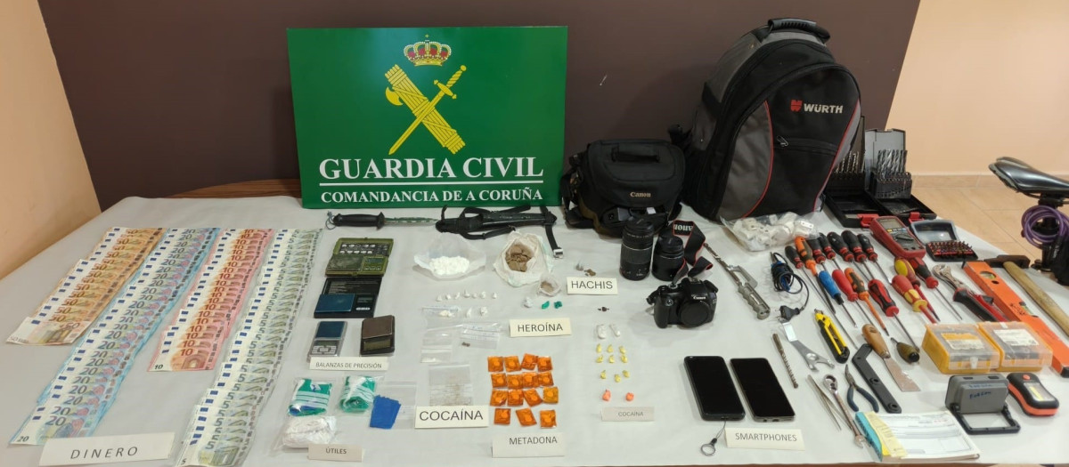 Droga y dinero incautado por la Guardia Civil en la desarticulación de un punto de venta de drogas en Boiro (A Coruña).

REMITIDA / HANDOUT por GUARDIA CIVIL
Fotografía remitida a medios de comunicación exclusivamente para ilustrar la noticia a la que hace referencia la imagen, y citando la procedencia de la imagen en la firma
03/7/2025