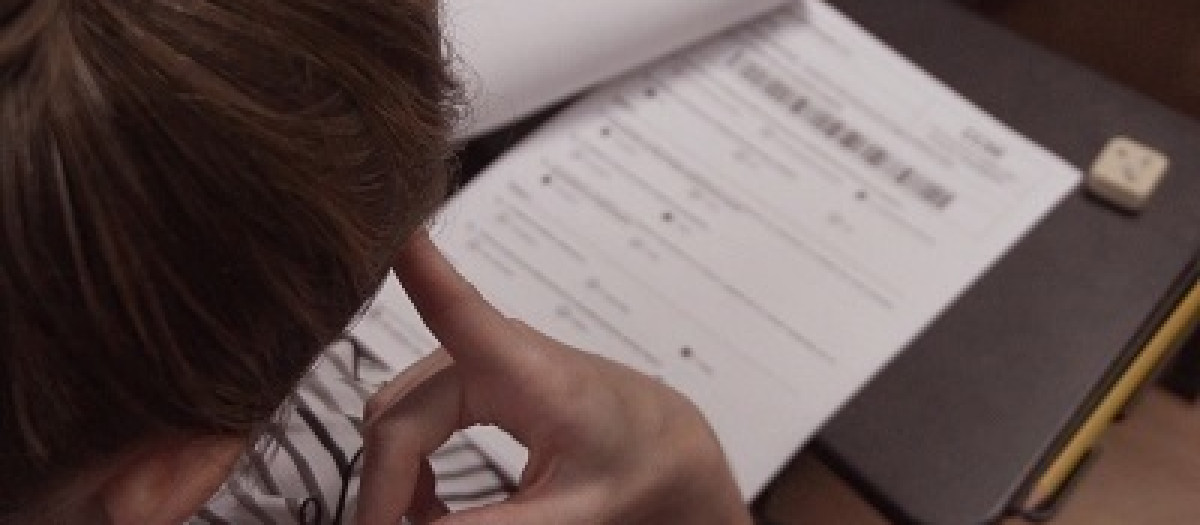 Una mujer, ante un examen de español elaborado por el Instituto Cervantes