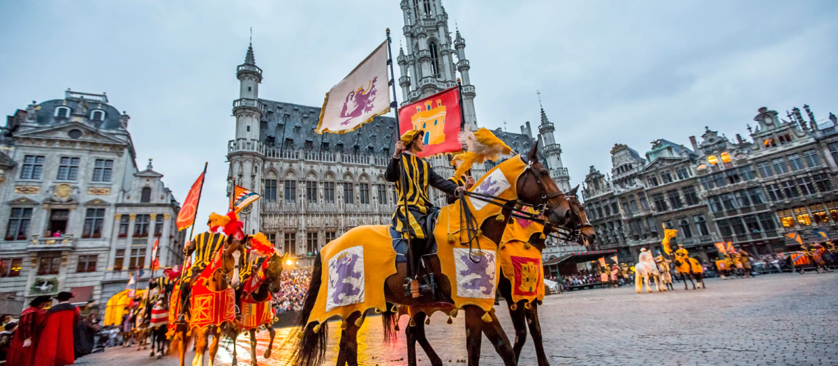 Un momento del desfile del Ommegang, en la Grand Place de Bruselas