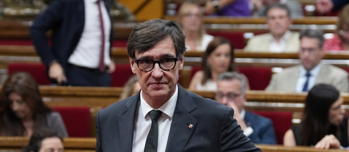 El presidente de la Generalitat, Salvador Illa, en el Parlament de Cataluña