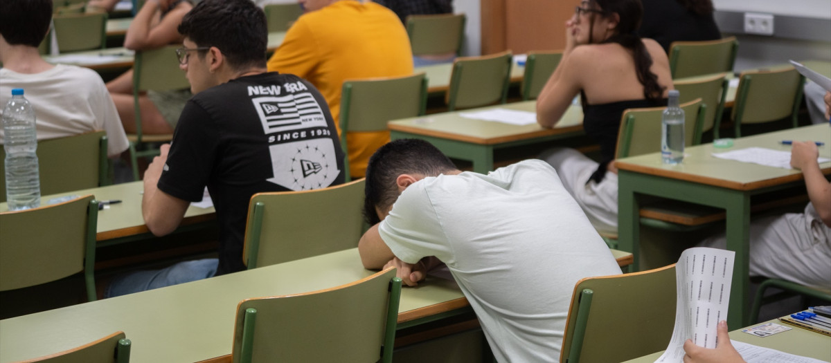 Imagen de varios alumnos en un aula durante el primer examen de la primera jornada de selectividad 2025 en Valencia