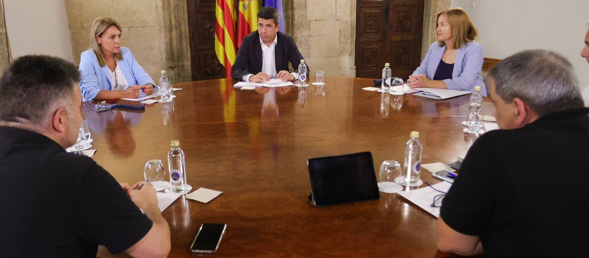 Imagen de la reunión con afectados de la dan celebrada este jueves en el Palau de la Generalitat