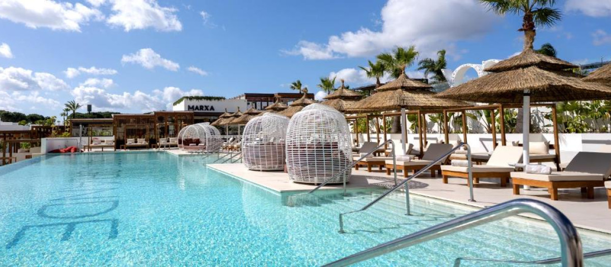 La piscina infinita es una de las grandes atracciones de este hotel