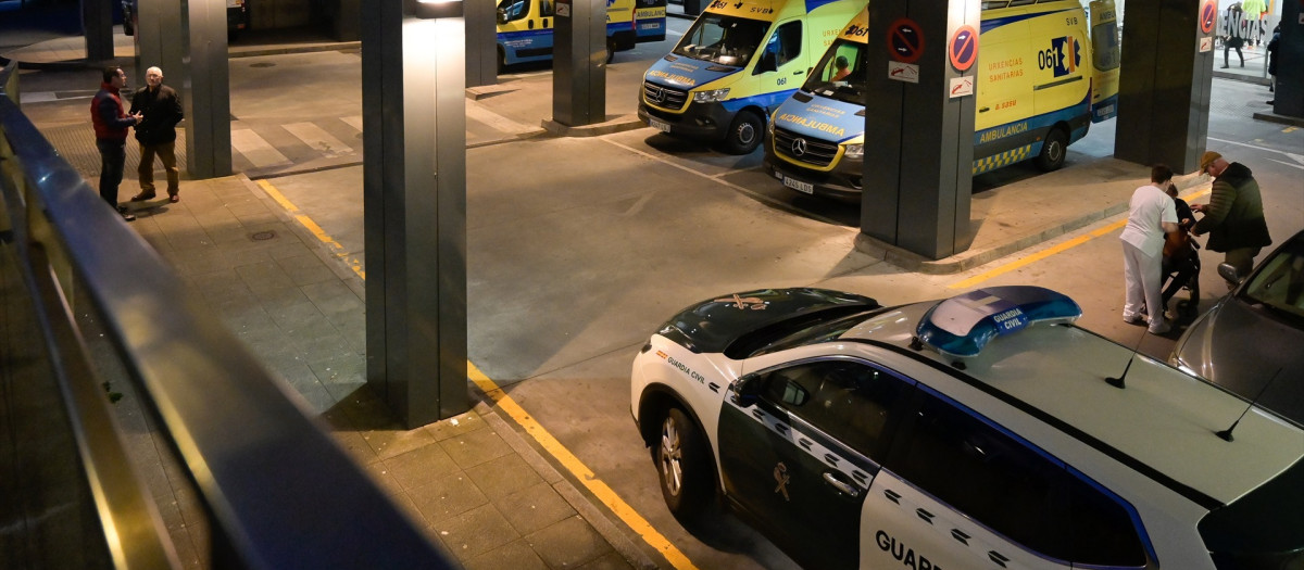 Un vehículo de la Guardia Civil en las Urgencias del Complejo Hospitalario Universitario de La Coruña