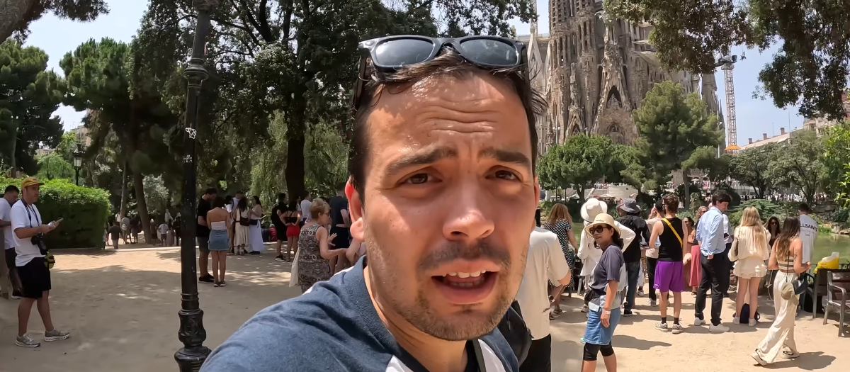 Guillem, el 'youtuber' que presenta el canal 'BCN a pie de calle', frente a la Sagrada Familia