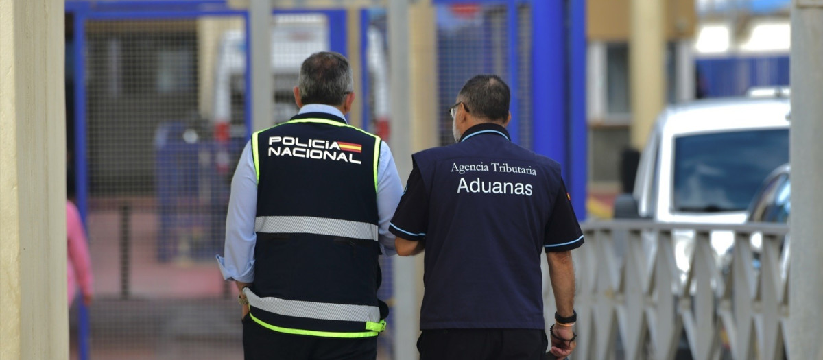 Un agente de Policía Nacional y un trabajador de Aduanas, en una imagen de archivo
