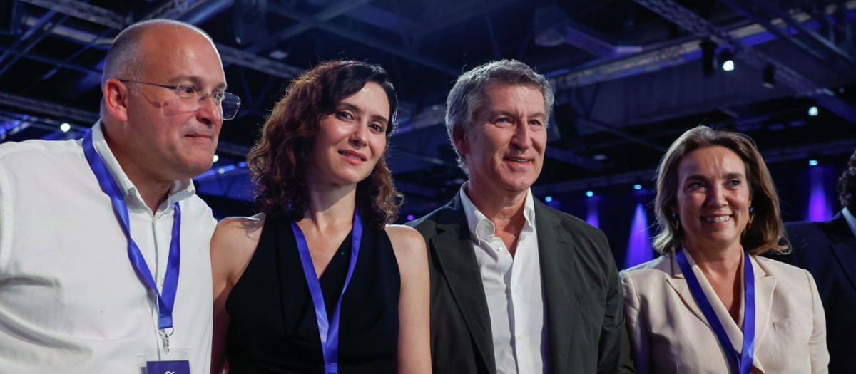 El líder del Partido Popular, Alberto Núñez Feijóo (3d), la presidenta de la Comunidad de Madrid, Isabel Díaz Ayuso (3i), Cuca Gamarra, nueva vicesecretaría de Regeneración Institucional, y Miguel Tellado