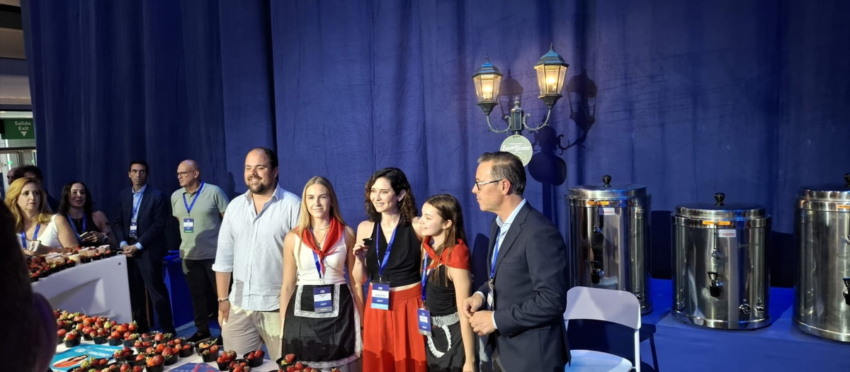 La presidenta de la Comunidad de Madrid, Isabel Díaz Ayuso, en el estand del PP de Madrid