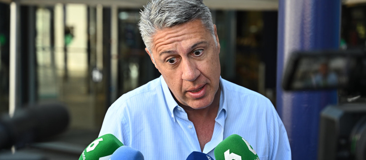 El alcalde de Badalona y presidente del congreso nacional del PP Xavier García Albiol, a su llegada a la segunda jornada del Congreso del partido, en la que Feijóo será reelegido presidente de la formación y en la que se aprobarán las dos ponencias, la hoja de ruta del partido de cara a la conquista de La Moncloa, este sábado. EFE/ Fernando Villar