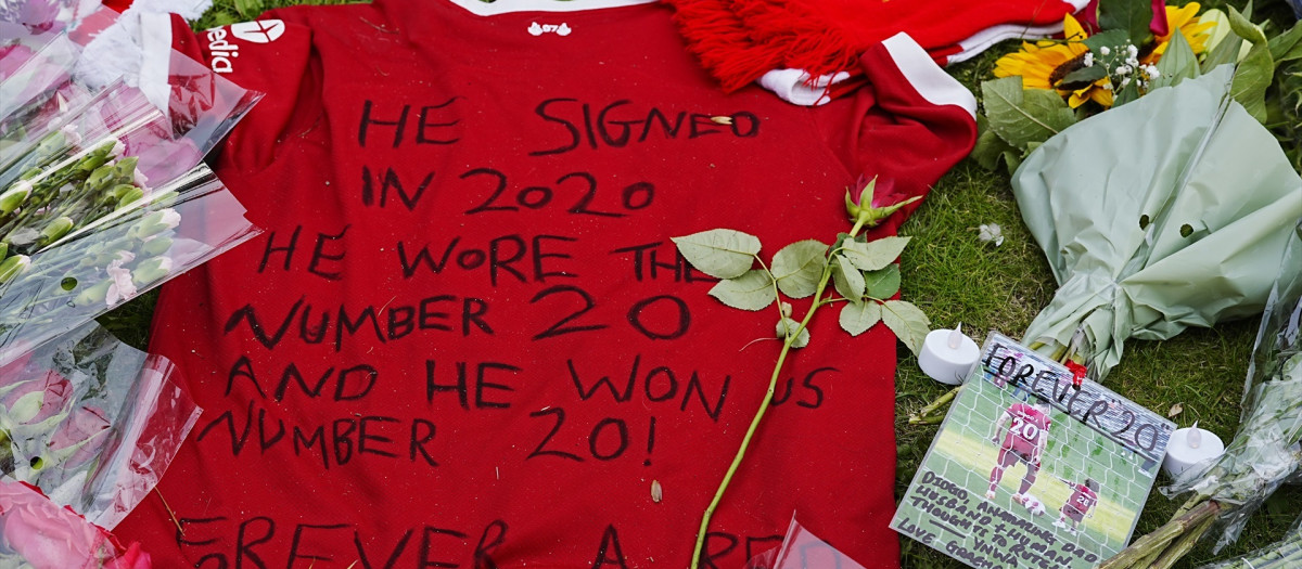 Homenaje a Diogo Jota en las inmediaciones de Anfield