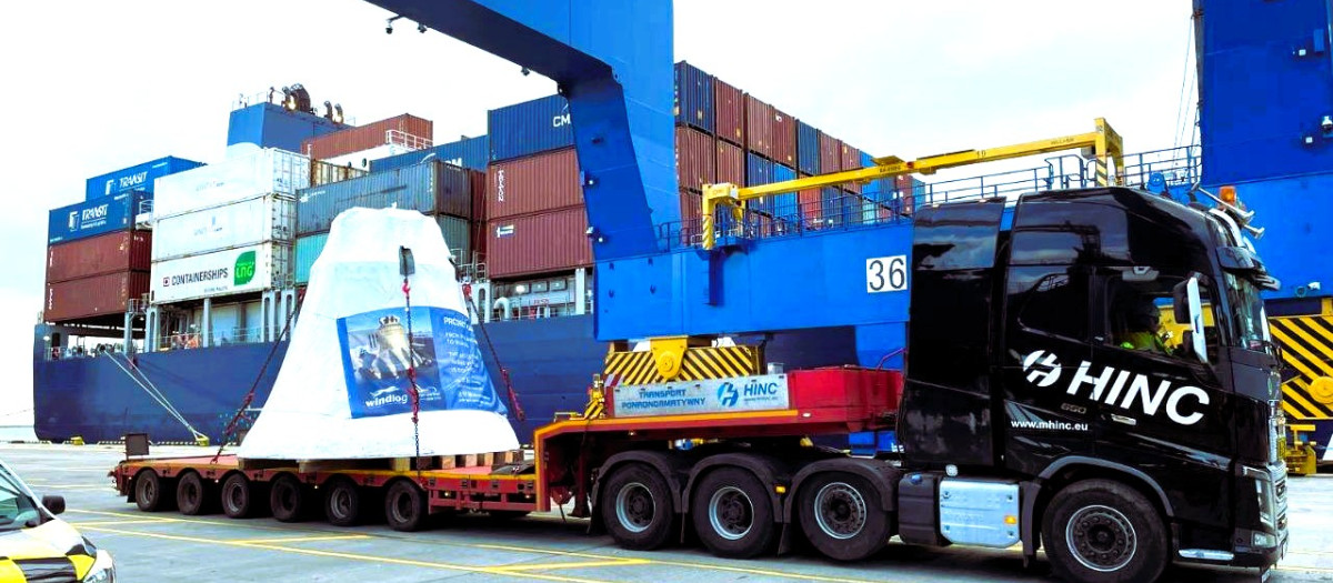 La descomunal campana, a su llegada a Brasil por barco
