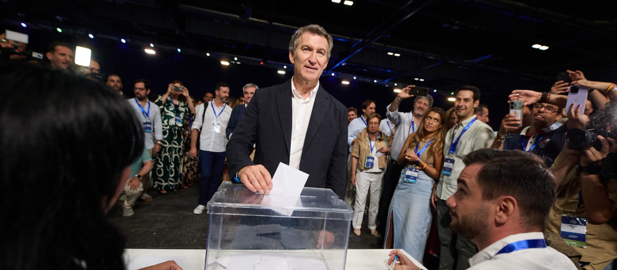 Alberto Núñez Feijóo deposita la papeleta con su nombre en este XXI Congreso Nacional del PP