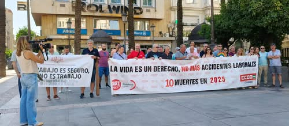 Concentración tras la muerte del décimo trabajador cordobés en accidente laboral