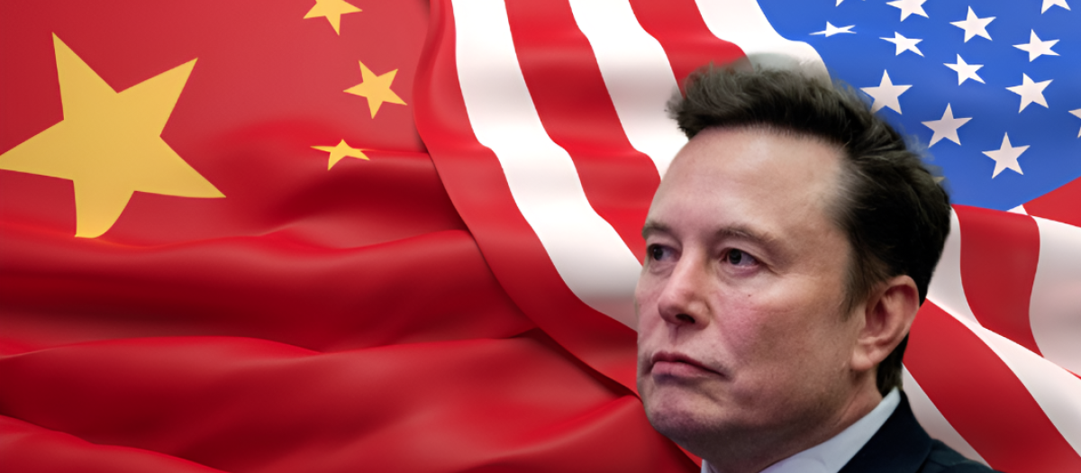 Elon Musk junto a las banderas de China y EE.UU.
