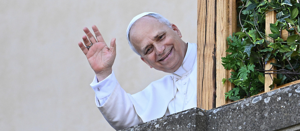 El Papa saluda a los fieles a su llegada a Villa Barberini, en Catelgandolfo