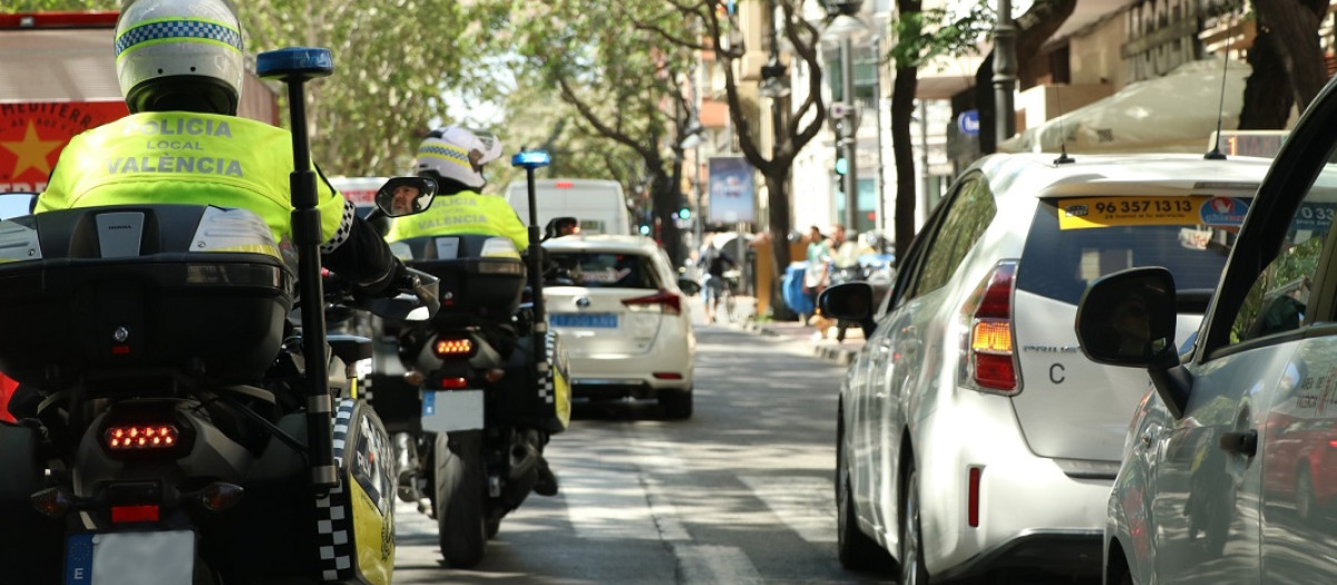 Imagen de archivo de dos agentes de la Policía Local de Valencia.