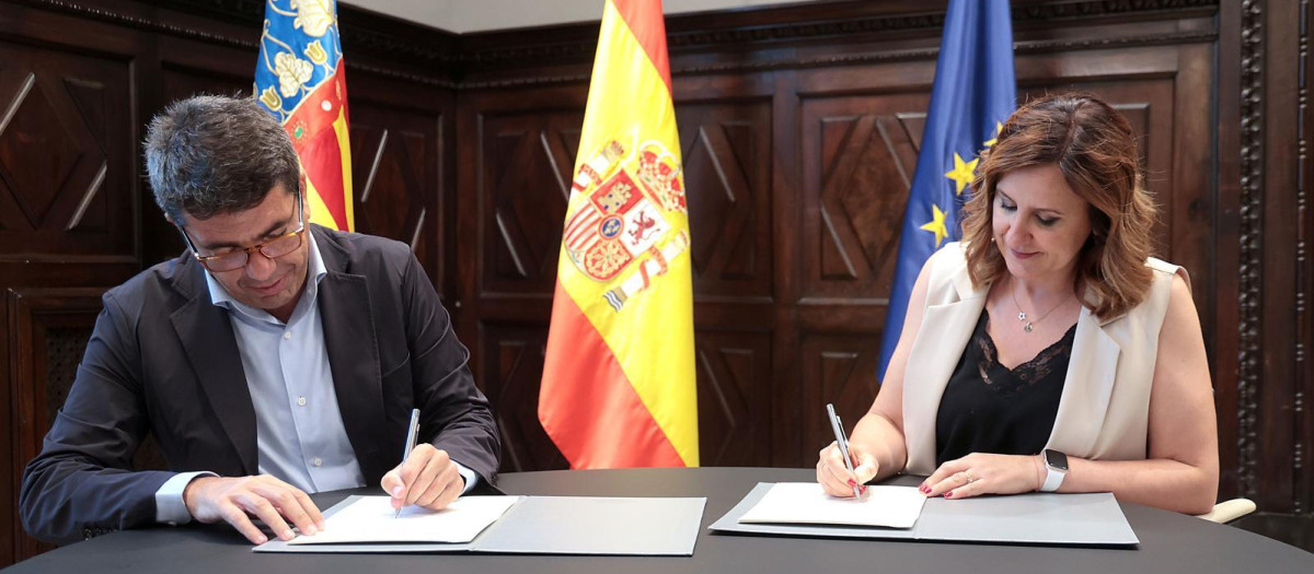 Imagen de Carlos Mazón y María José Catalá en la firma del Convenio entre la Entidad de Saneamiento de Aguas Residuales (EPSAR)