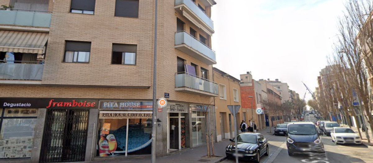 Exterior del local donde tuvo lugar el apuñalamiento, en Terrassa