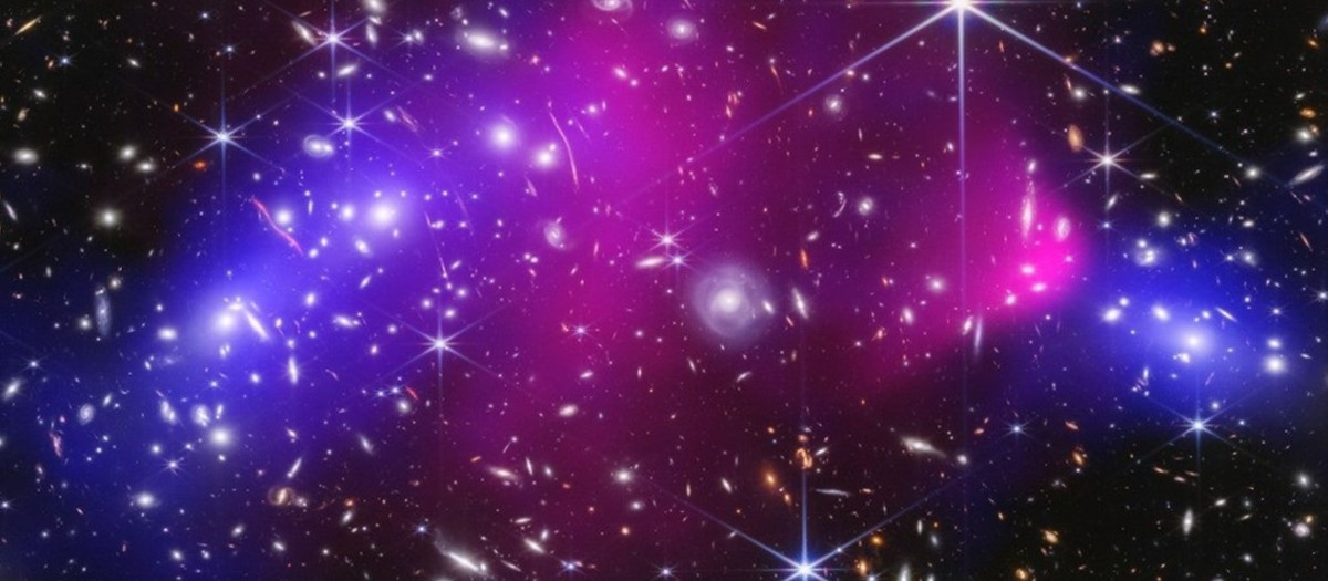 Región central del Cúmulo Bala, que está formado por dos cúmulos de galaxias masivos