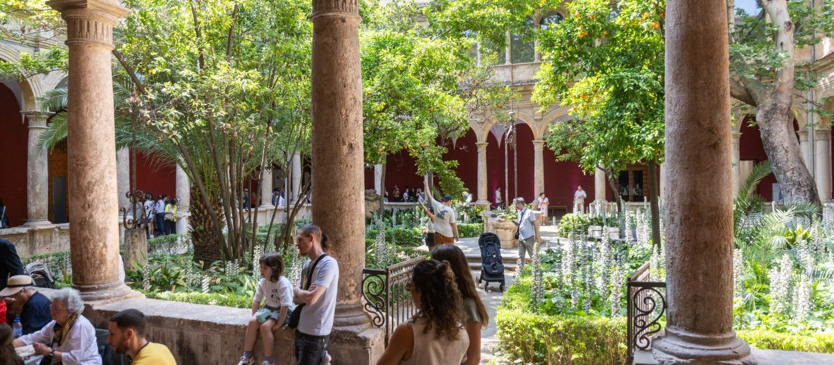 Imagen de archivo de visitantes del Centro del Carmen en Valencia