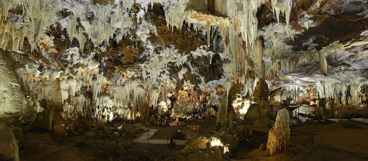 Interior de las Cuevas del Águila.