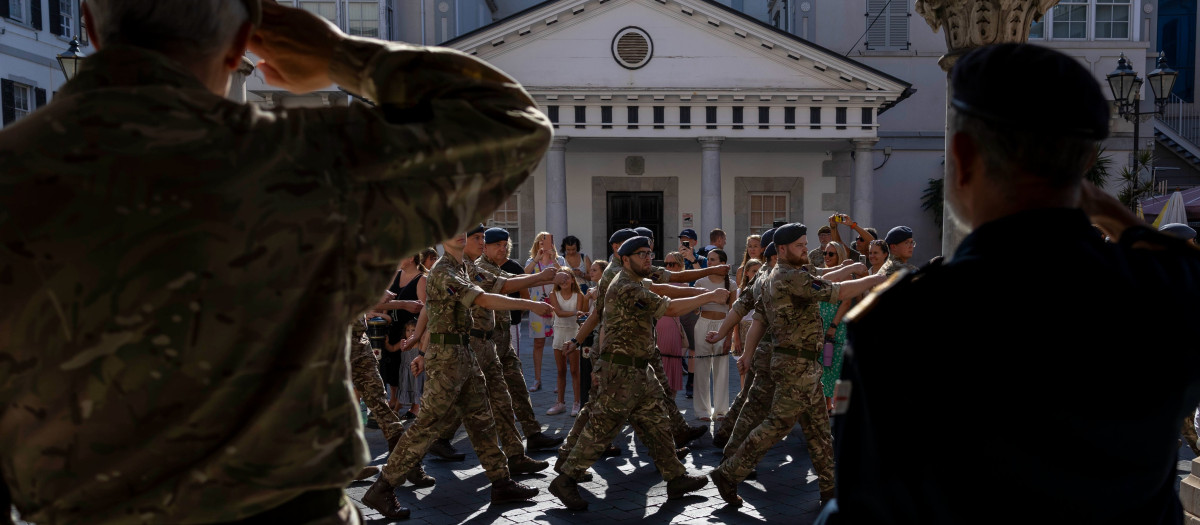 Efectivos de la Marina Real Británica, la Real Fuerza Aérea Británica, el Ejército Británico y el Regimiento Real de Gibraltar marchan en el Peñón