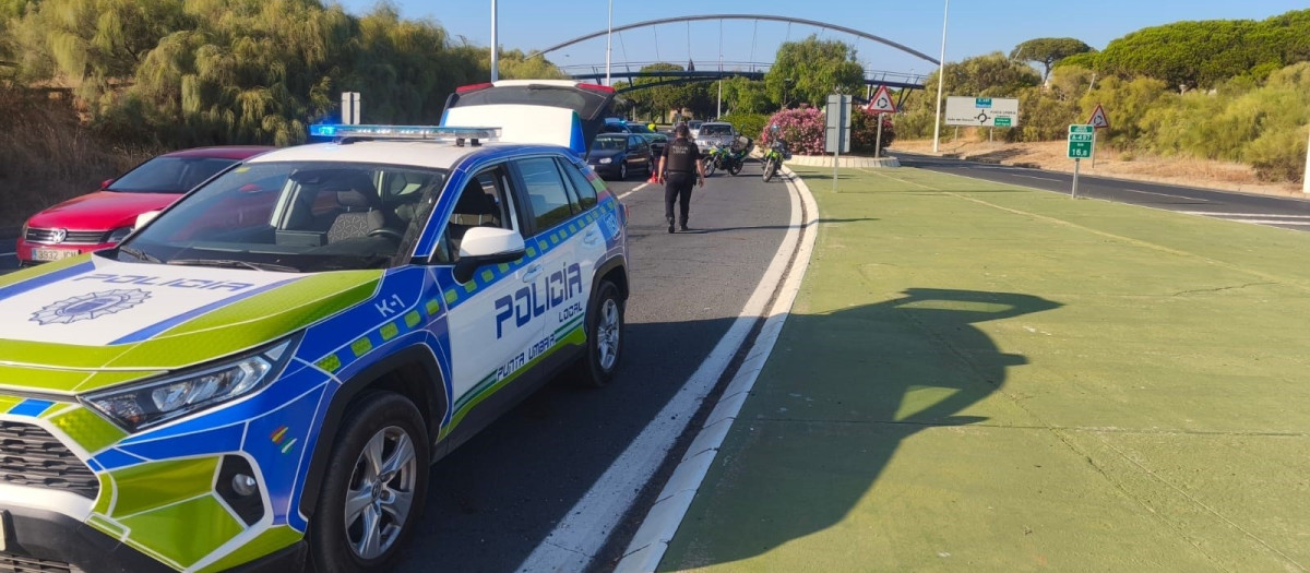 Un control de la Policía Local de Punta Umbría.

REMITIDA / HANDOUT por AYUNTAMIENTO DE PUNTA UMBRÍA
Fotografía remitida a medios de comunicación exclusivamente para ilustrar la noticia a la que hace referencia la imagen, y citando la procedencia de la imagen en la firma
07/7/2025