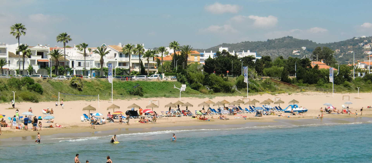 Imagen de archivo de la playa de La Romana donde ha fallecido un hombre ahogado, Castellón