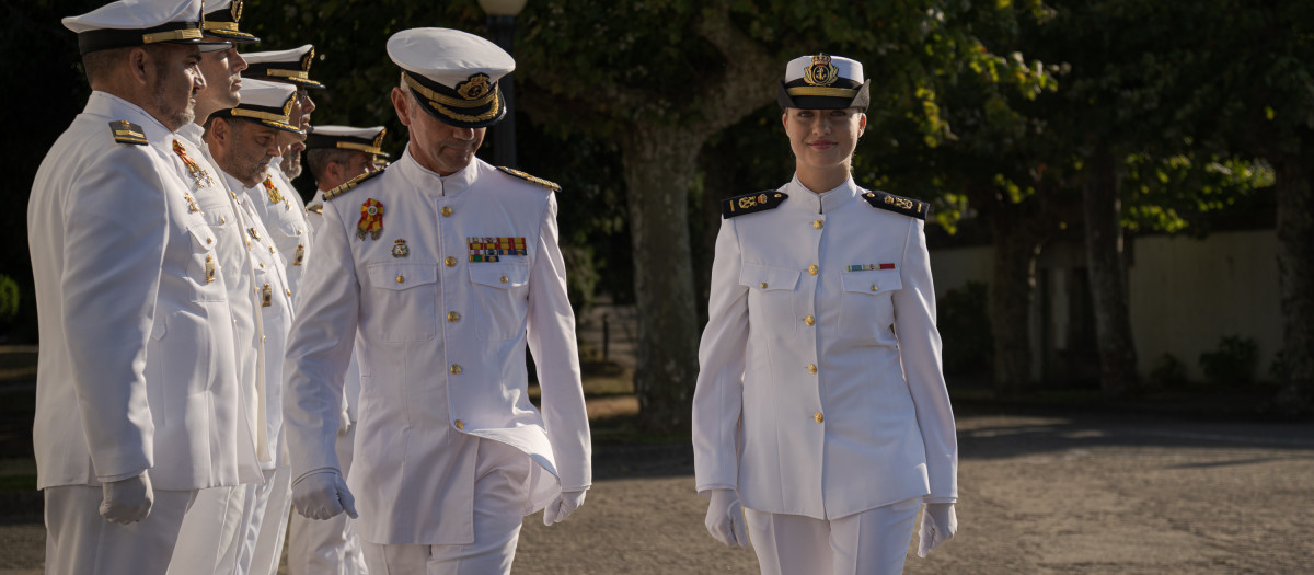 (Foto de ARCHIVO)
La Princesa Leonor (1d) a su llegada a la Escuela Naval de Marín, a 29 de agosto de 2024, en Marín, Pontevedra, Galicia (España). La princesa de Asturias, Leonor de Borbón y Ortiz, ingresa en la Escuela Naval Militar de Marín (Pontevedra), como ya hizo Felipe VI en 1986, en tercer curso como guardiamarina de primero. El curso finaliza el 16 de julio, fecha en el que se embarcará en el buque-escuela Juan Sebastián Elcano. Tras el acto de recibimiento, Leonor firmará el libro de honor de la Escuela y realizará una serie de actividades.
Elena Fernández / Europa Press
29/8/2024