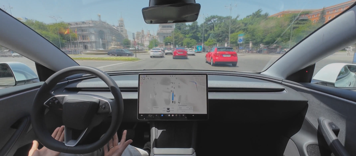 Un Tesla autónomo en el centro de la capital