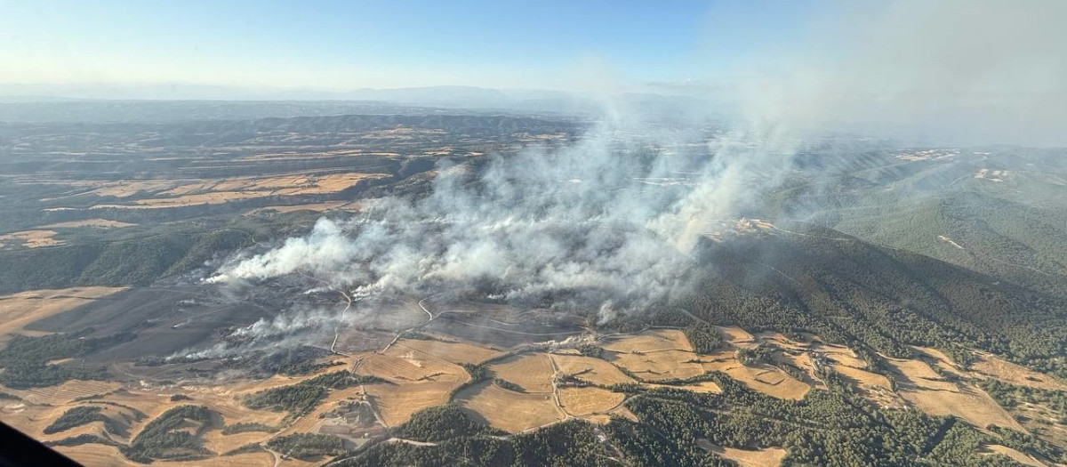 Vista aérea del fuego en Paüls (Tarragona), este martes
