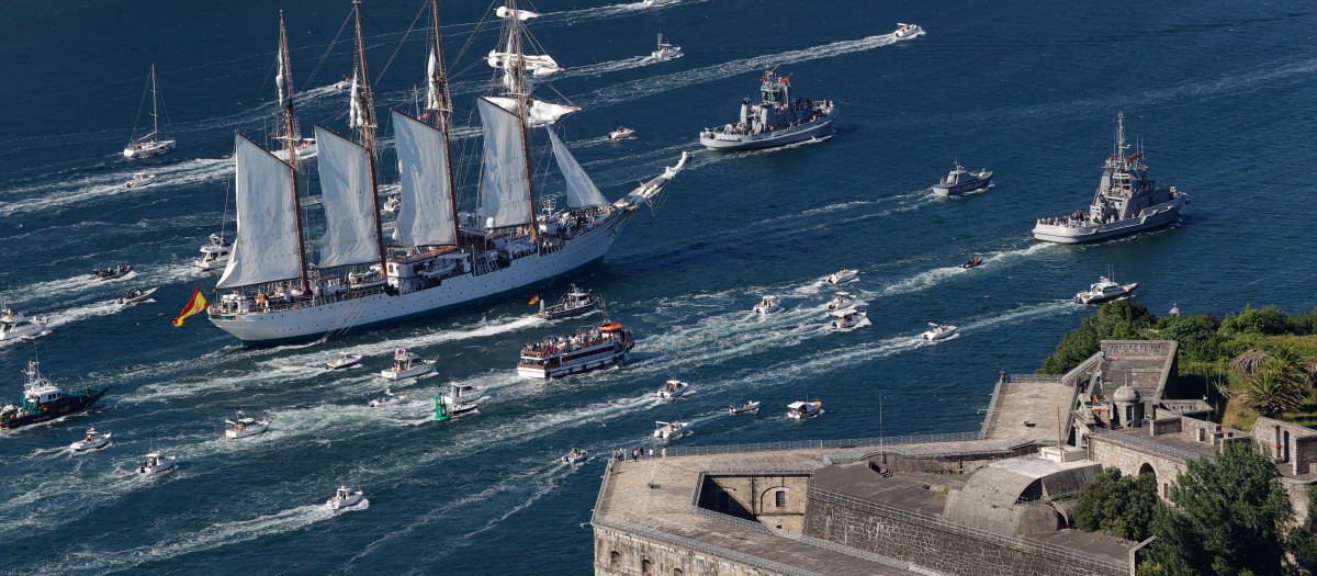El Buque Juan Sebastián de Elcano, con la princesa Leonor abordo fondea en la ría de Ferrol