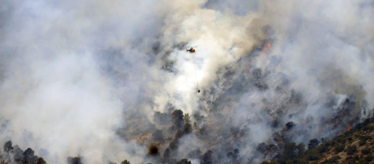Un helicóptero trabaja en el incendio de Tarragona, este martes
