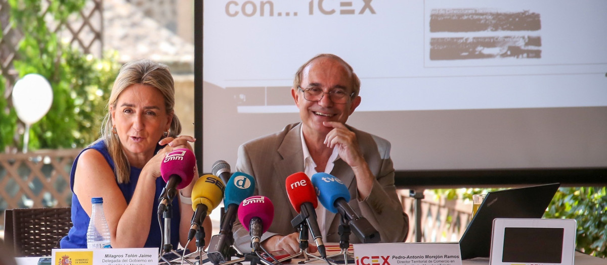 La delegada del Gobierno, Milagros Tolón, y el director territorial de Comercio del Instituto de Comercio Exterior (ICEX) en Castilla-La Mancha, Pedro Antonio Morejón.

REMITIDA / HANDOUT por DELEGACIÓN
Fotografía remitida a medios de comunicación exclusivamente para ilustrar la noticia a la que hace referencia la imagen, y citando la procedencia de la imagen en la firma
09/7/2025