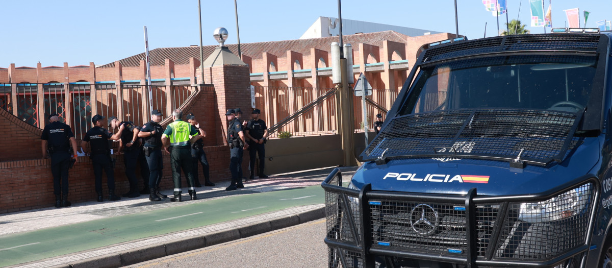 Agentes de la Policía Nacional, durante el dispositivo de seguridad de la cumbre de la ONU en Sevilla