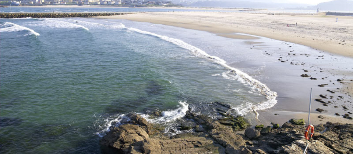 Playa en la que encontraron al hombre flotando