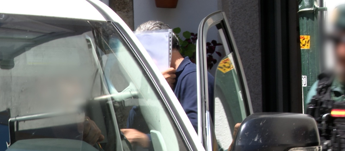 El empresario investigado en Santiago en una operación de la UCO contra los delitos fiscales es introducido en una patrulla de la Guardia Civil

EUROPA PRESS
08/7/2025