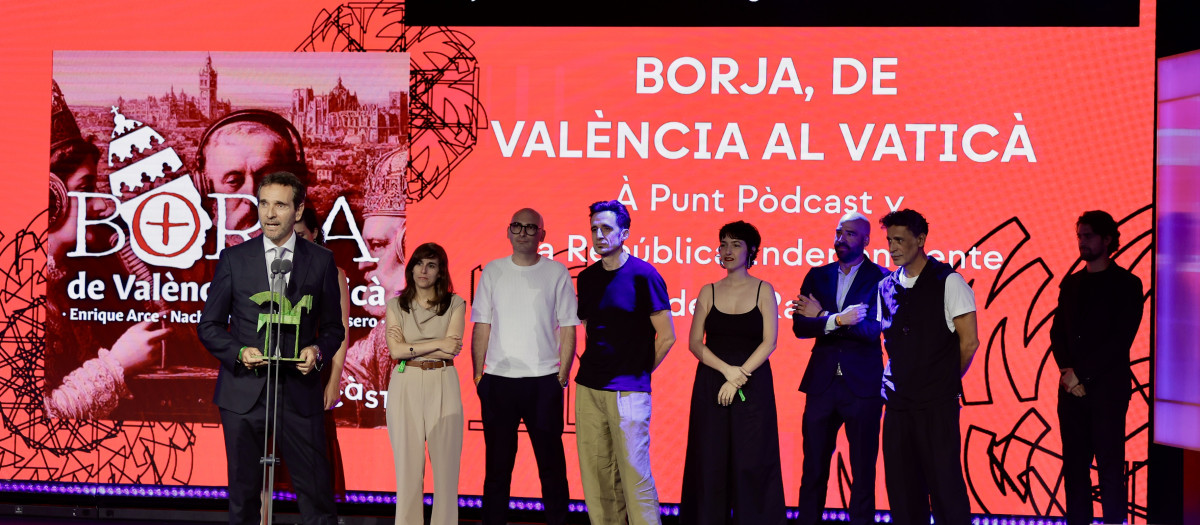 Imagen de À Punt y el equipo de la República Independiente de la radio recibiendo el Ondas