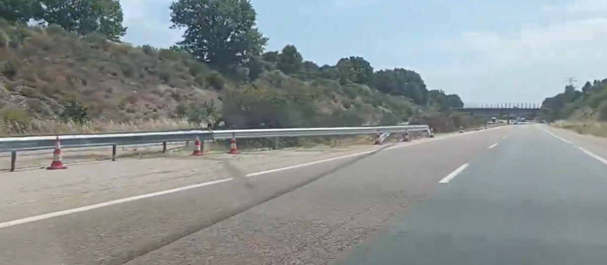 Todavía puede verse el bloqueo de la rueda sobre la carretera
