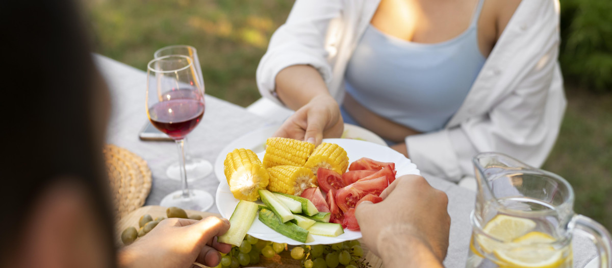 Dos personas comiendo un plato de fruta