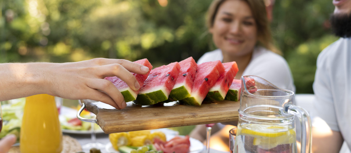 Un grupo de personas tomando fruta
