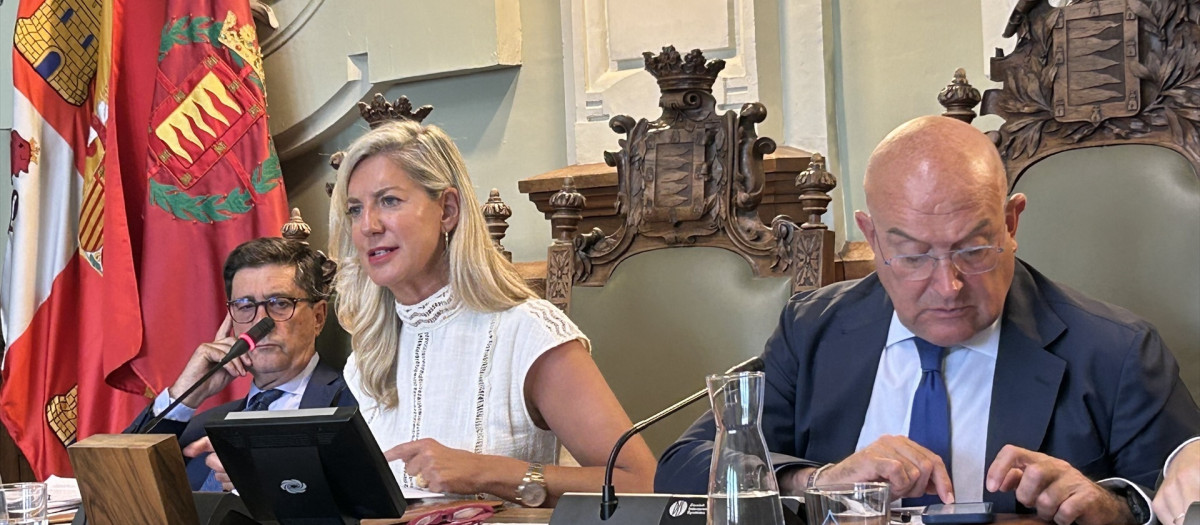La teniente de alcalde de Valladolid, Irene Carvajal, y el primer edil, Jesús Julio Carnero