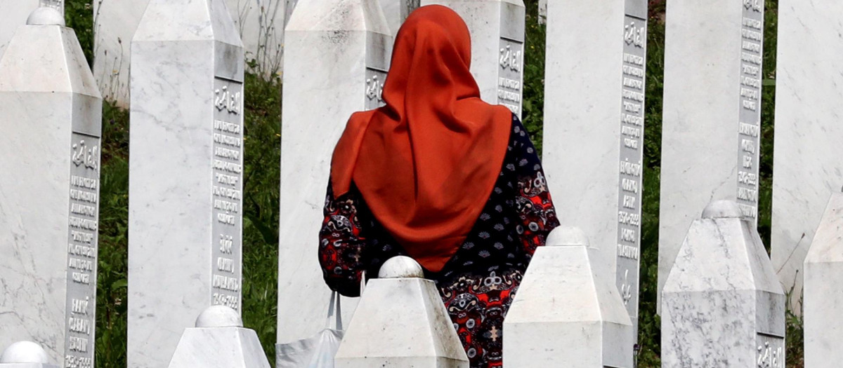 SREBRENICA (Bosnia and Herzegovina), 09/07/2025.- (FILE) - A Bosnian Muslim woman visits gravestones during a funeral ceremony for thirty newly-identified Bosnian Muslim victims, at the Potocari Memorial Center and Cemetery, in Srebrenica, Bosnia and Herzegovina, 11 July 2023 (reissued 09 July 2025). The UN General Assembly designated 11 July as the International Day of Reflection and Commemoration for the 1995 Genocide in Srebrenica perpetrated by the Bosnian Serb army. The massacre led to the killing of at least 8,372 men and boys, the displacement of thousands, and the destruction of entire communities in Srebrenica, which had been designated a safe area by the UN Security Council. (Bosnia-Herzegovina) EFE/EPA/FEHIM DEMIR