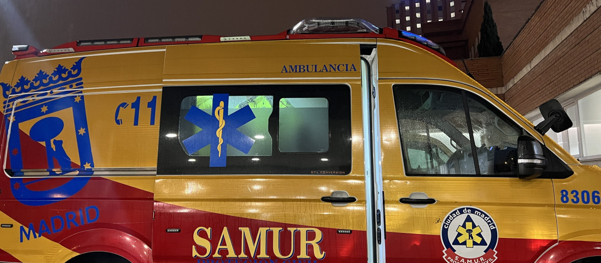 Ambulancia de SAMUR Protección Civil frente al Hospital 12 de Octubre de Madrid