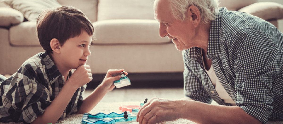 Nieto y abuelo pasan tiempo juntos